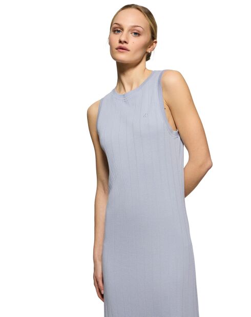 Blaues Kleid mit Pc-Monogramm