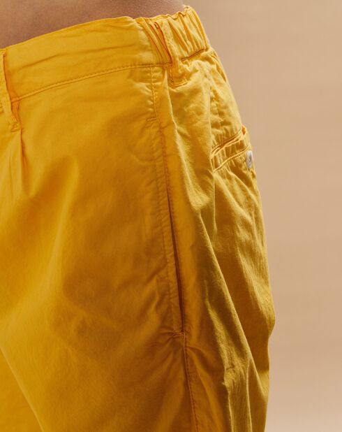 Pantaloncini corti gialli