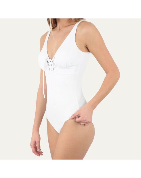 Allure weißer einteiliger Badeanzug mit Unterbrustpartie