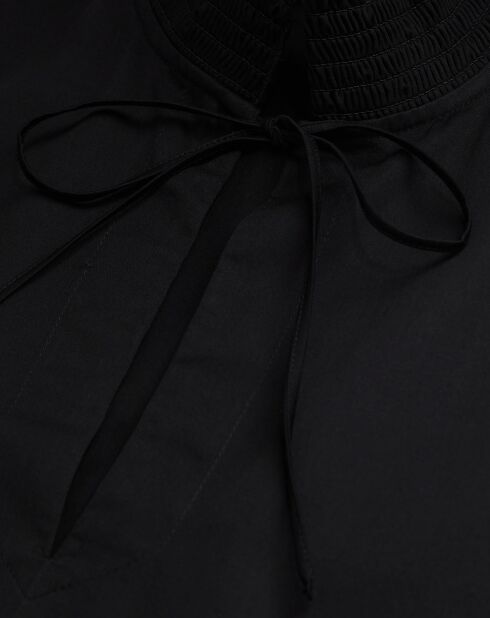 Robe courte avec broderie anglaise noire