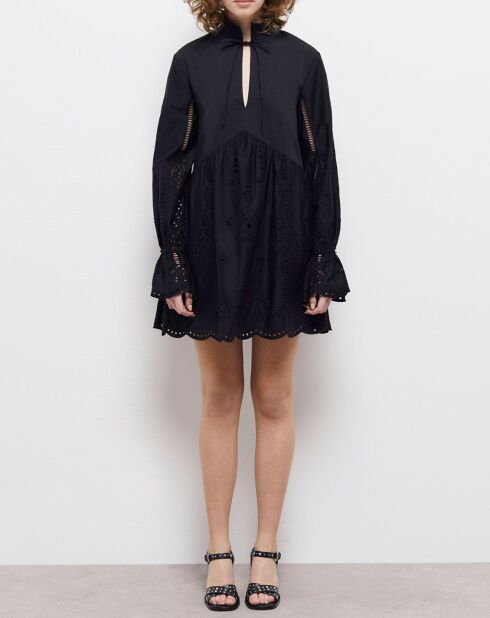 Robe courte avec broderie anglaise noire