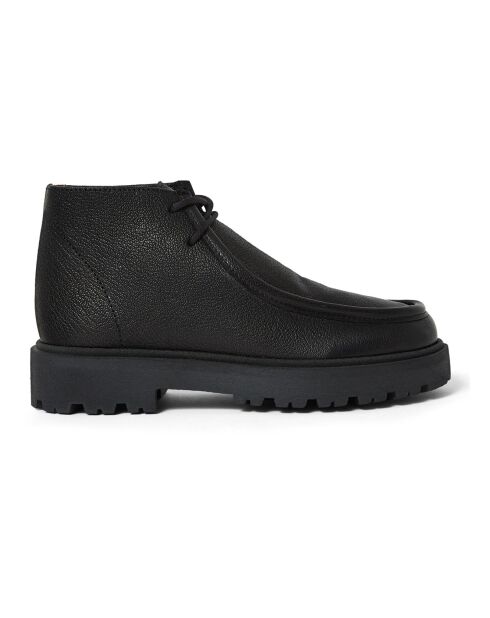 Derbis negros con cordones altos