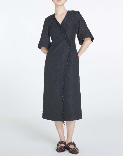 Schwarzes Wickelkleid mit Perlen