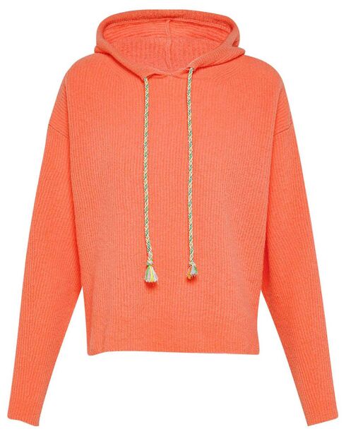 Orangefarbener Kapuzenpullover aus 100% Wolle an der englischen Küste