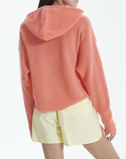Orangefarbener Kapuzenpullover aus 100% Wolle an der englischen Küste