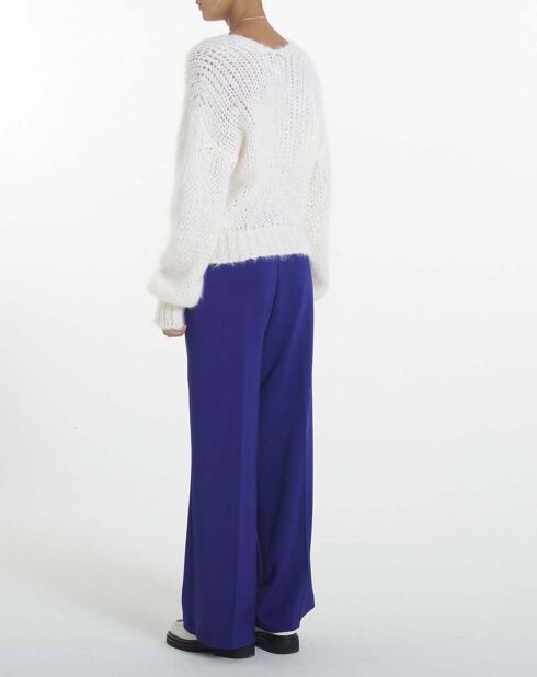 Weißer Mohair-Pullover mit V-Ausschnitt