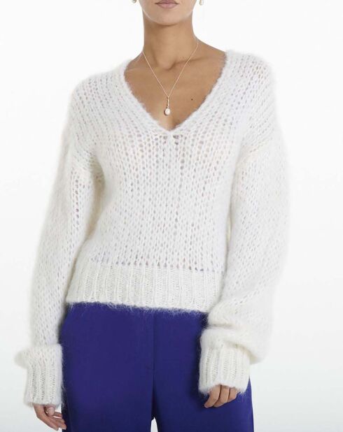 Weißer Mohair-Pullover mit V-Ausschnitt