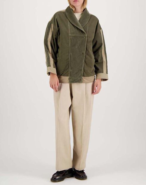 Violette Jacke mit khakigrünen Samteinsätzen