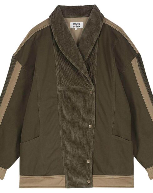 Violette Jacke mit khakigrünen Samteinsätzen