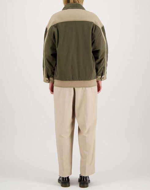 Violette Jacke mit khakigrünen Samteinsätzen