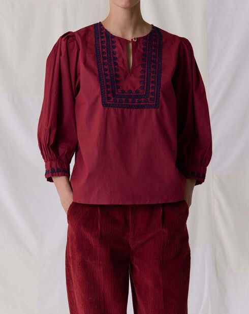 Freche rote Bluse aus Biobaumwolle mit Stickerei