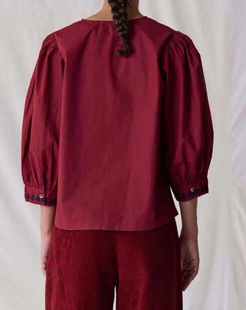 Freche rote Bluse aus Biobaumwolle mit Stickerei