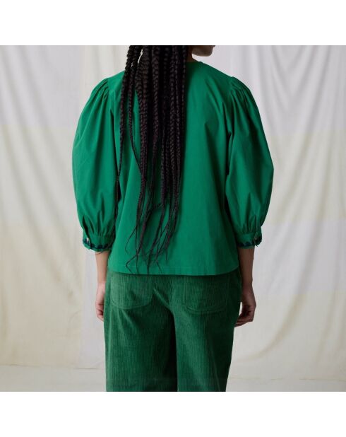 Freche grüne Stickbluse aus Biobaumwolle