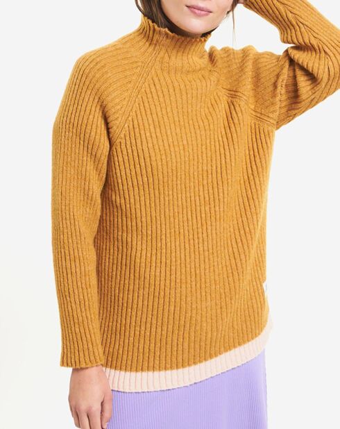 Ockerfarbener gerippter Pullover aus Wollmischung mit Trichterausschnitt