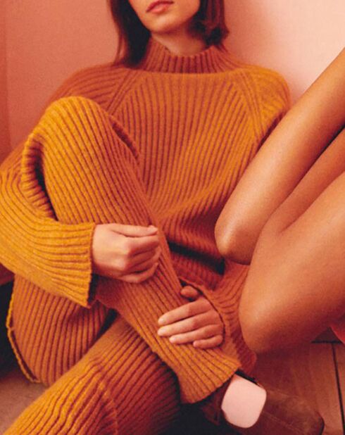 Ockerfarbener gerippter Pullover aus Wollmischung mit Trichterausschnitt