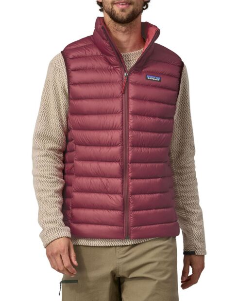Ärmellose Steppjacke aus recycelten Daunen in Kirschrot
