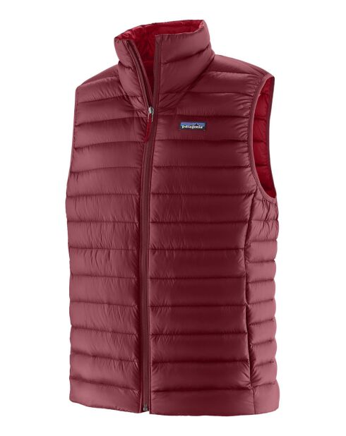 Ärmellose Steppjacke aus recycelten Daunen in Kirschrot