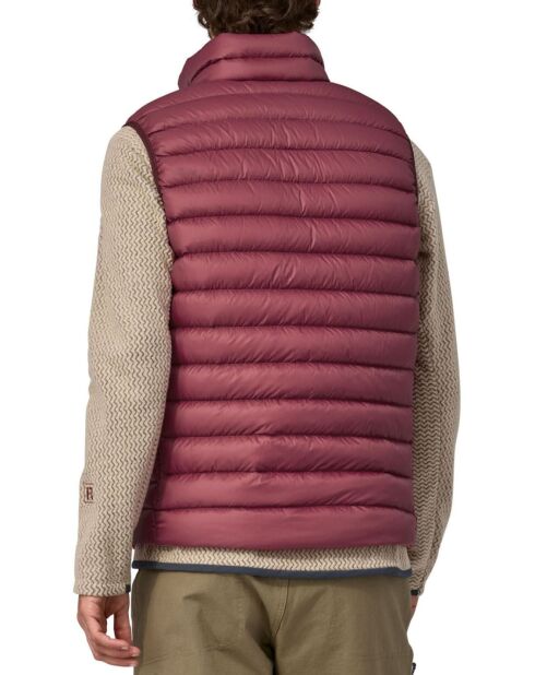 Ärmellose Steppjacke aus recycelten Daunen in Kirschrot