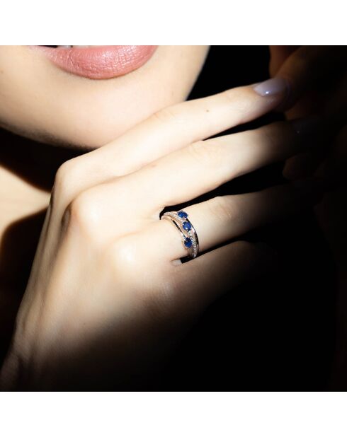 Anillo con tres diamantes de zafiro de 0,095 quilates, zafiros de 0,56 quilates en oro blanco