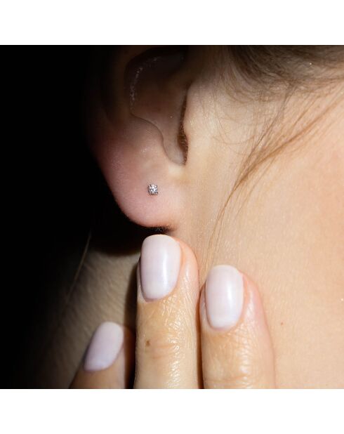 Orecchini con diamante singolo in oro bianco 0,06 ct