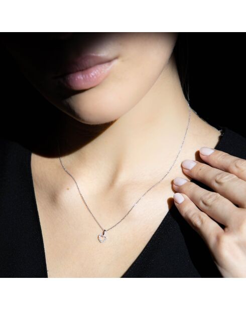 Ciondolo in oro bianco 0,04 ct con mini diamanti a forma di cuore