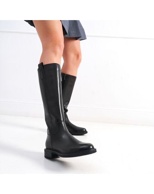 Dunkelbraune hohe Stiefel