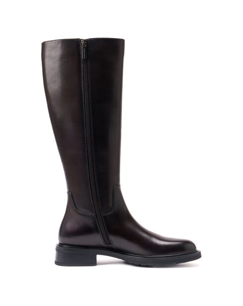 Dunkelbraune hohe Stiefel