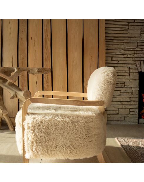 Fauteuil en tissu doux effet mouton pieds en bois yack beige/naturel - 71x79x77 cm