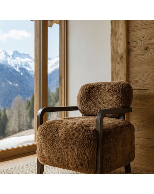Fauteuil en tissu doux effet mouton pieds bois yack marron - 71x79x77 cm