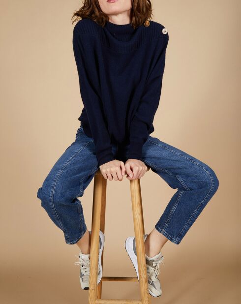 Pull ample 100% Cachemire Sandy col montant à bouton bleu nuit
