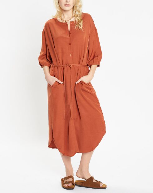 Abito Amandine di media lunghezza con cintura da annodare marrone ruggine