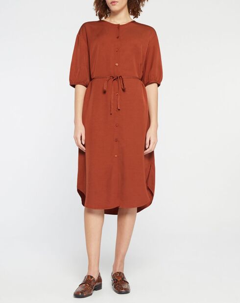Abito Amandine di media lunghezza con cintura da annodare marrone ruggine