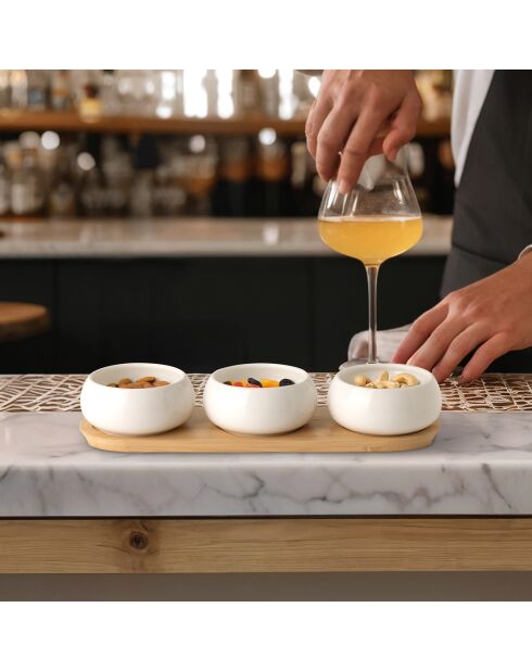 3 weiße keramische Vorspeisenbecher mit Bambusschale