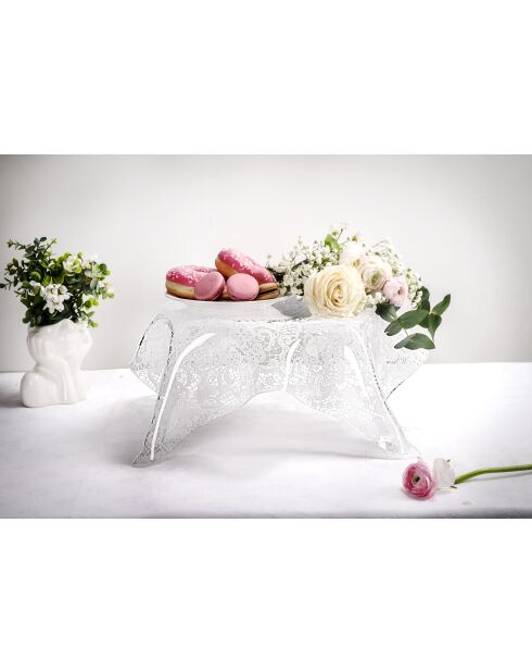 Grote kanten gordijnen in het midden