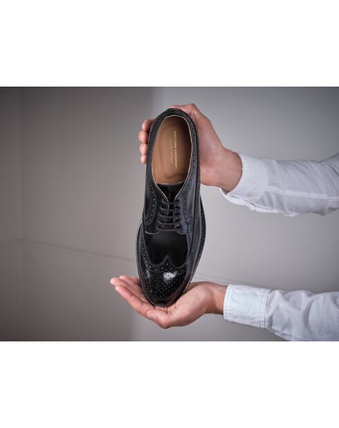 Derbies en Cuir à bout long fleuri noires