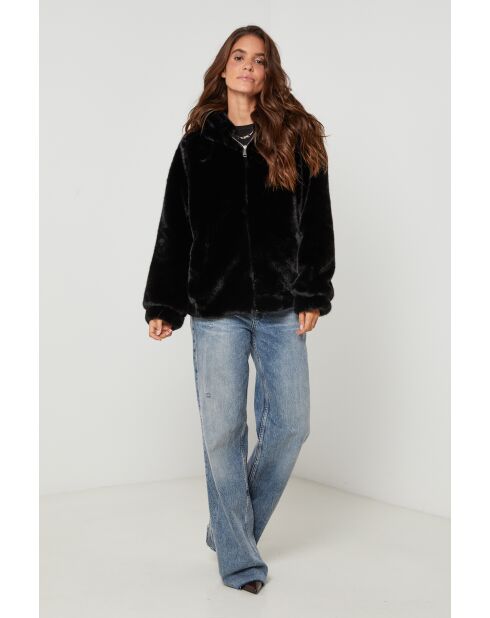 Fausse fourrure courte à capuche Leslie Noire