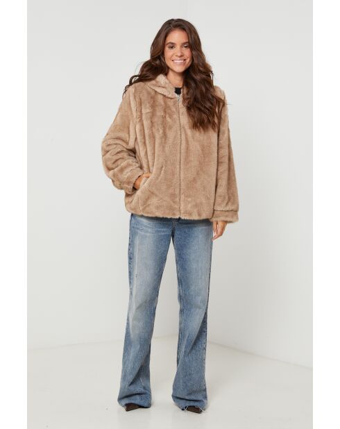 Leslie beige korte imitatiebont met capuchon