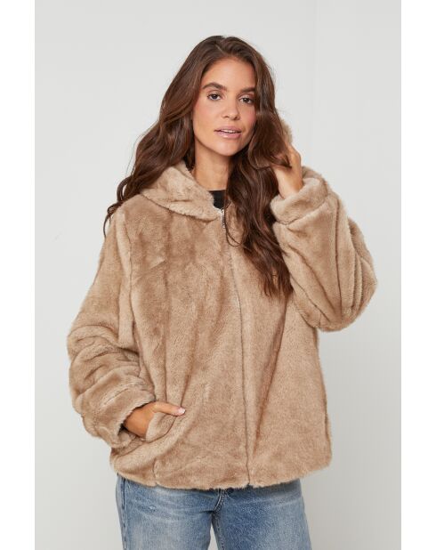 Leslie beige korte imitatiebont met capuchon