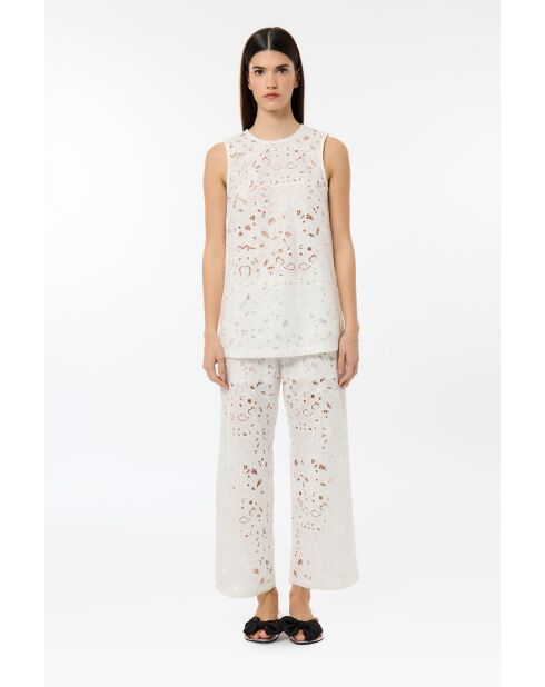 Weiße Hose mit Schweizer Stickerei