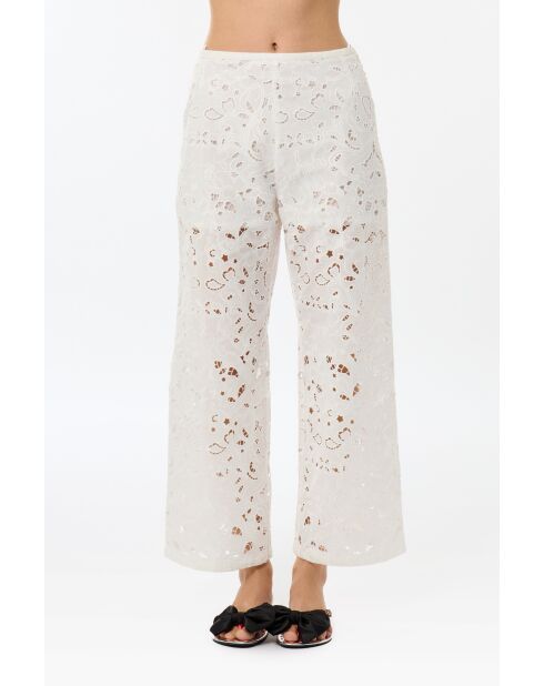 Weiße Hose mit Schweizer Stickerei