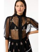 Camisa negra de tul con estampado floral