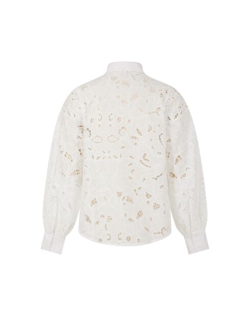 Wit hemd met Zwitsers borduurwerk