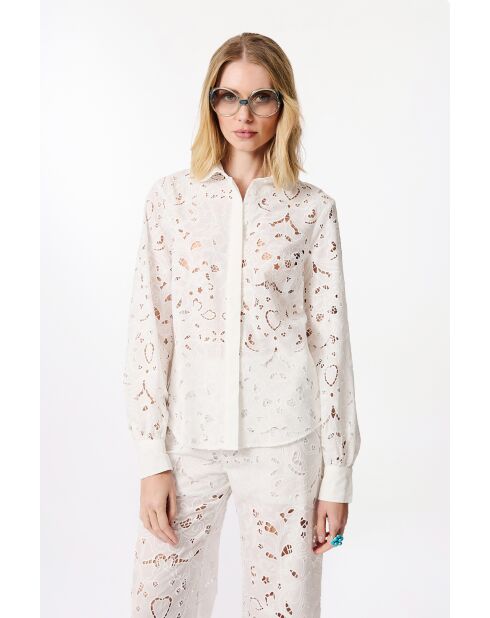 Wit hemd met Zwitsers borduurwerk