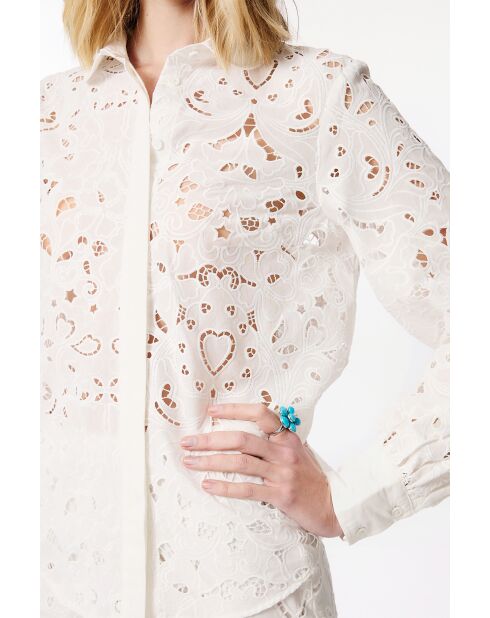 Wit hemd met Zwitsers borduurwerk