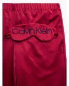 Pantaloni pigiama in raso e camicia rossa con moquette