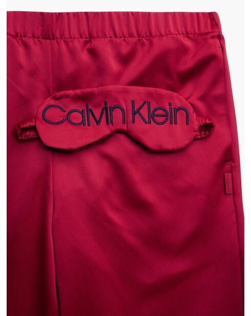 Pantaloni pigiama in raso e camicia rossa con moquette