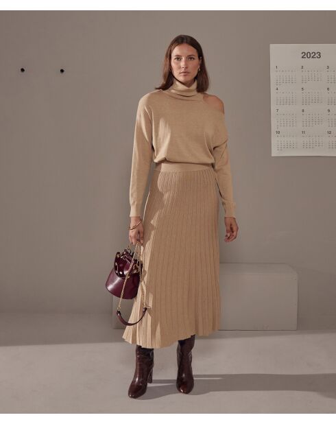 Pull Clémentine, col roulé, épaule dénudée marron moka