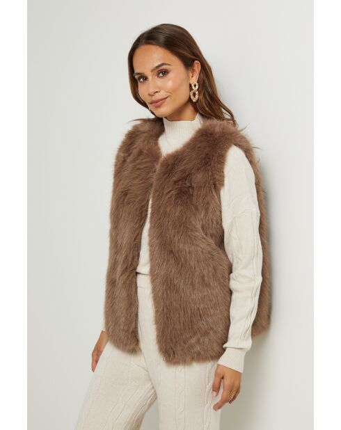 Camille taupe mouwloos vest van imitatiebont