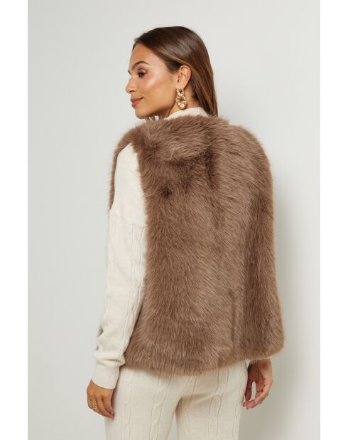 Camille taupe mouwloos vest van imitatiebont