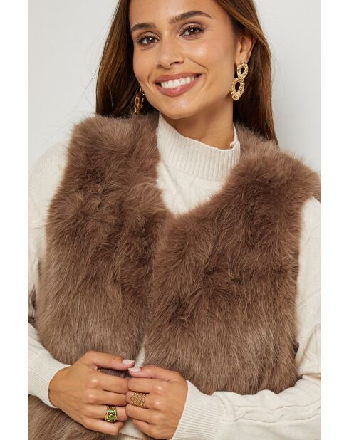 Camille taupe mouwloos vest van imitatiebont